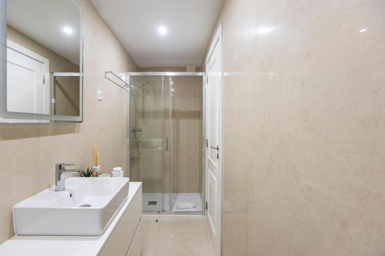 City Center 2Br Flat W/ Ac By Lovelystay 포르투 외부 사진