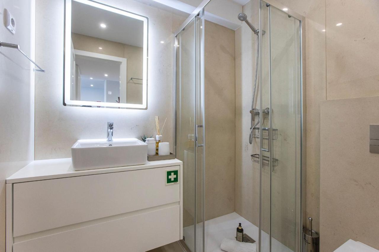 City Center 2Br Flat W/ Ac By Lovelystay 포르투 외부 사진