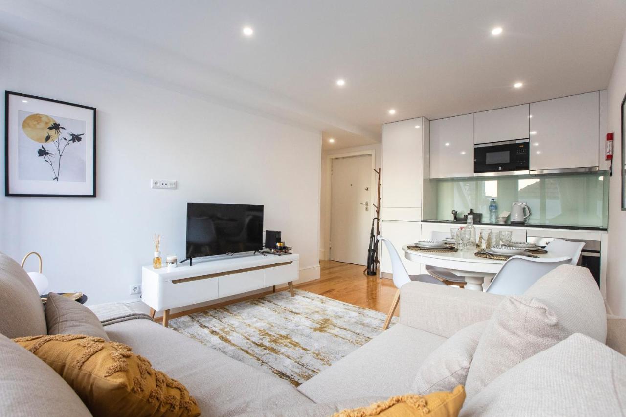 City Center 2Br Flat W/ Ac By Lovelystay 포르투 외부 사진