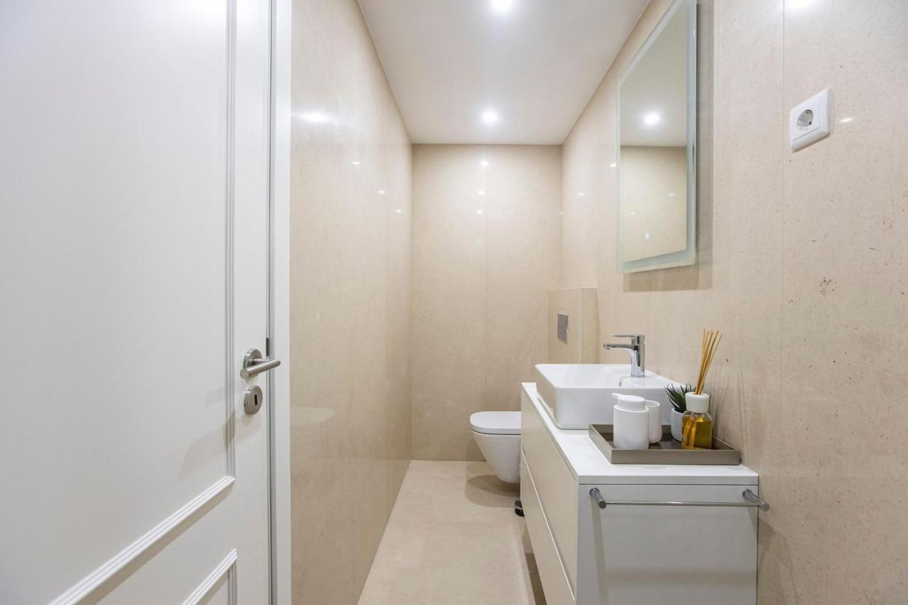City Center 2Br Flat W/ Ac By Lovelystay 포르투 외부 사진